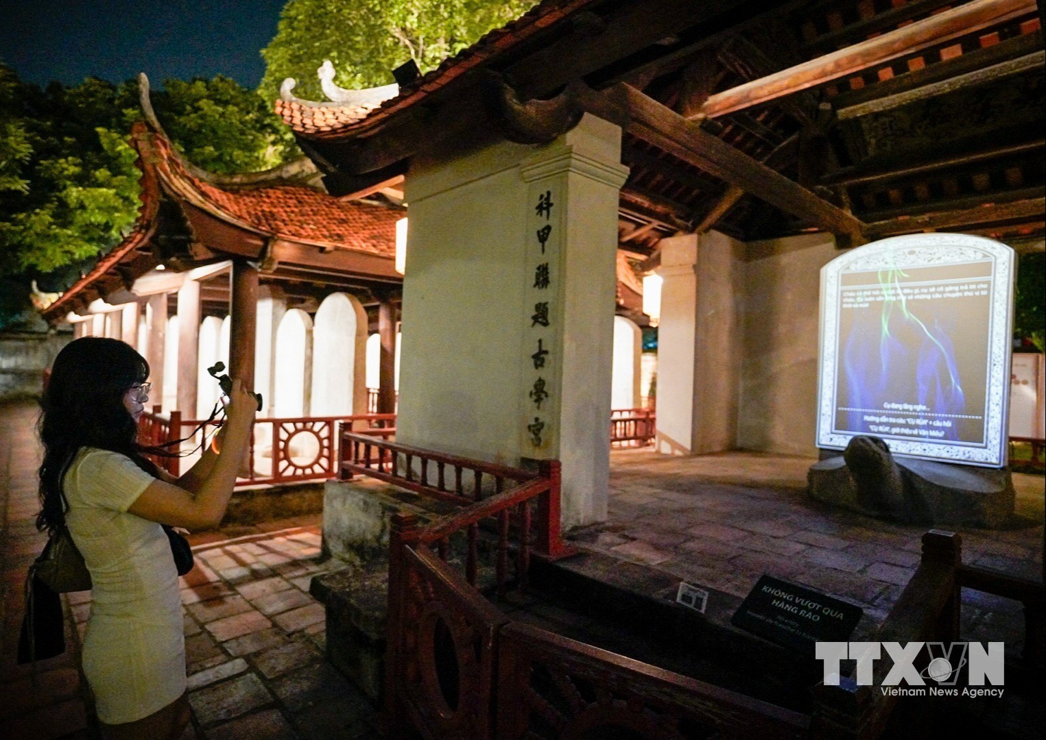 Các chương trình tham quan buổi tối tại Văn Miếu - Quốc Tử Giám kết hợp nội dung thuyết minh và trải nghiệm công nghệ, tạo thêm sức hấp dẫn cho điểm đến. (Ảnh: Khánh Hoà/TTXVN)
